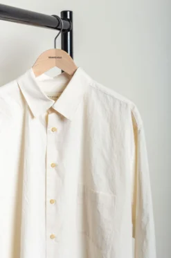 RDV O Globe – AGNIS Shirt 242CH002 – Natural 9 RDV O Globe – AGNIS Shirt 242CH002 – Natural -Salomon Boutique rdv rdv o globe 49 scaled 1