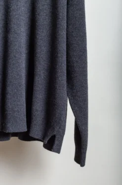 Roberto Collina – Knit LS Comfy Roundneck RA37401 – Antracite -Salomon Boutique rdv roberto collina 06 scaled 1