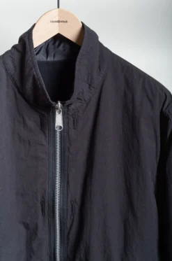 Sage De Cret – High Density CO/NY X CO/PO/WO Twill Reversible Military Jacket 31-40-3284 – Black 16 Sage De Cret – High Density CO/NY X CO/PO/WO Twill Reversible Military Jacket 31-40-3284 – Black -Salomon Boutique rdv sage de cret 07 scaled 1