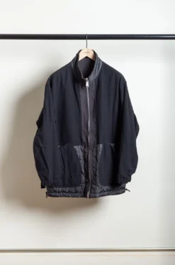 Sage De Cret – High Density CO/NY X CO/PO/WO Twill Reversible Military Jacket 31-40-3284 – Black 14 Sage De Cret – High Density CO/NY X CO/PO/WO Twill Reversible Military Jacket 31-40-3284 – Black -Salomon Boutique rdv sage de cret 10 scaled 1