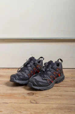 Salomon – Men Shoes XA PRO 3D – Asphalt/Black/Aurora Red -Salomon Boutique rdv salomon 02 1 scaled 2