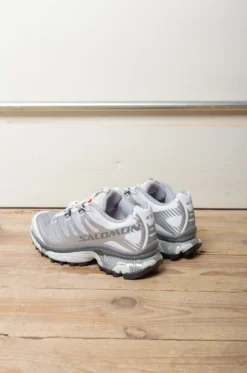 Salomon – Women Shoes XT-4 OG – Shark Skin/Drawn Blue/Metal 16 Salomon – Women Shoes XT-4 OG – Shark Skin/Drawn Blue/Metal -Salomon Boutique rdv salomon 40 scaled 1