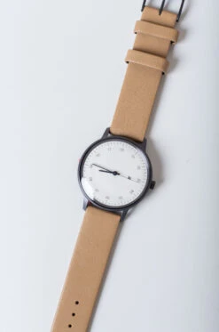 Sazaré – Wrist Watch 01.04.00BE – Beige Cow Leather -Salomon Boutique rdv sezare 26 scaled 1