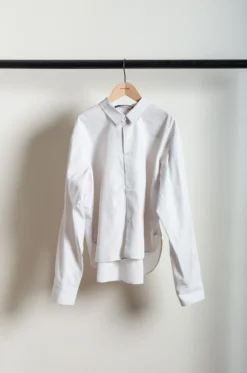 Sofie D’Hoore – BRIT Long Slv Cropped Shirt – Woven Pearl -Salomon Boutique rdv sofie dhoore 05 scaled 1