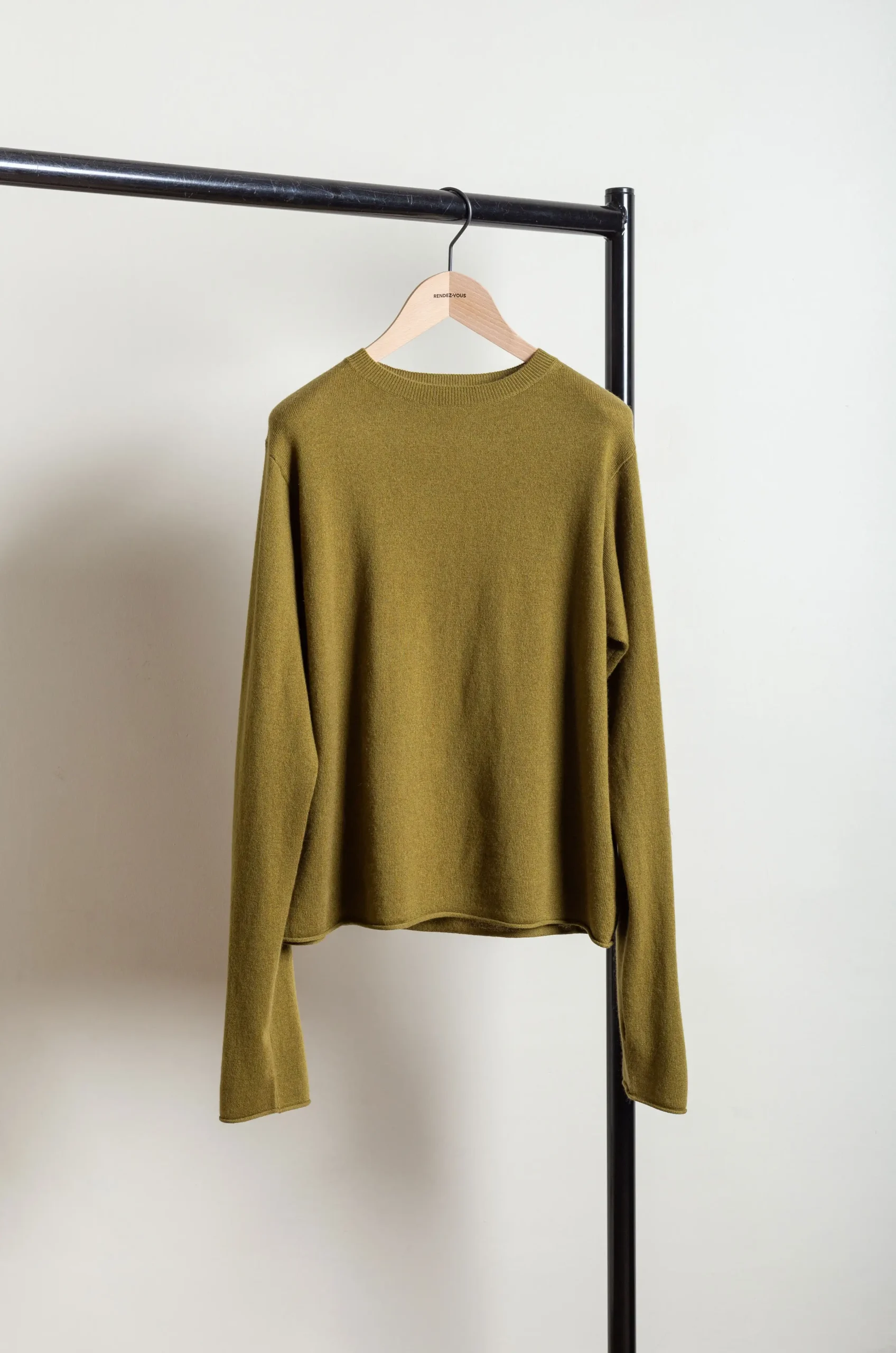 Sofie D’Hoore – MALOU 1Ply C-Neck Thum Finger Roll Edge – Olive 5 Sofie D’Hoore – MALOU 1Ply C-Neck Thum Finger Roll Edge – Olive – Image 3