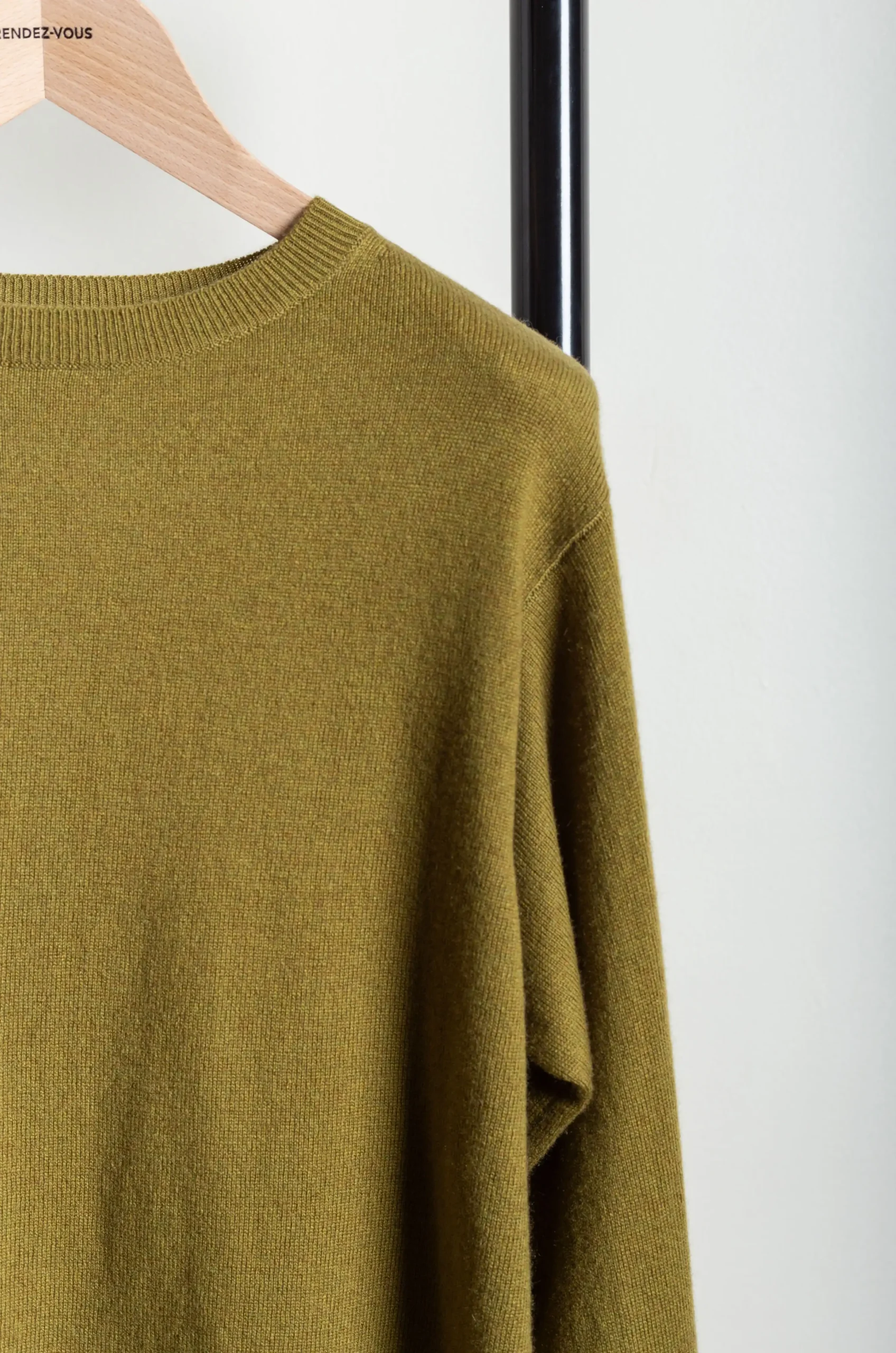 Sofie D’Hoore – MALOU 1Ply C-Neck Thum Finger Roll Edge – Olive 6 Sofie D’Hoore – MALOU 1Ply C-Neck Thum Finger Roll Edge – Olive – Image 4