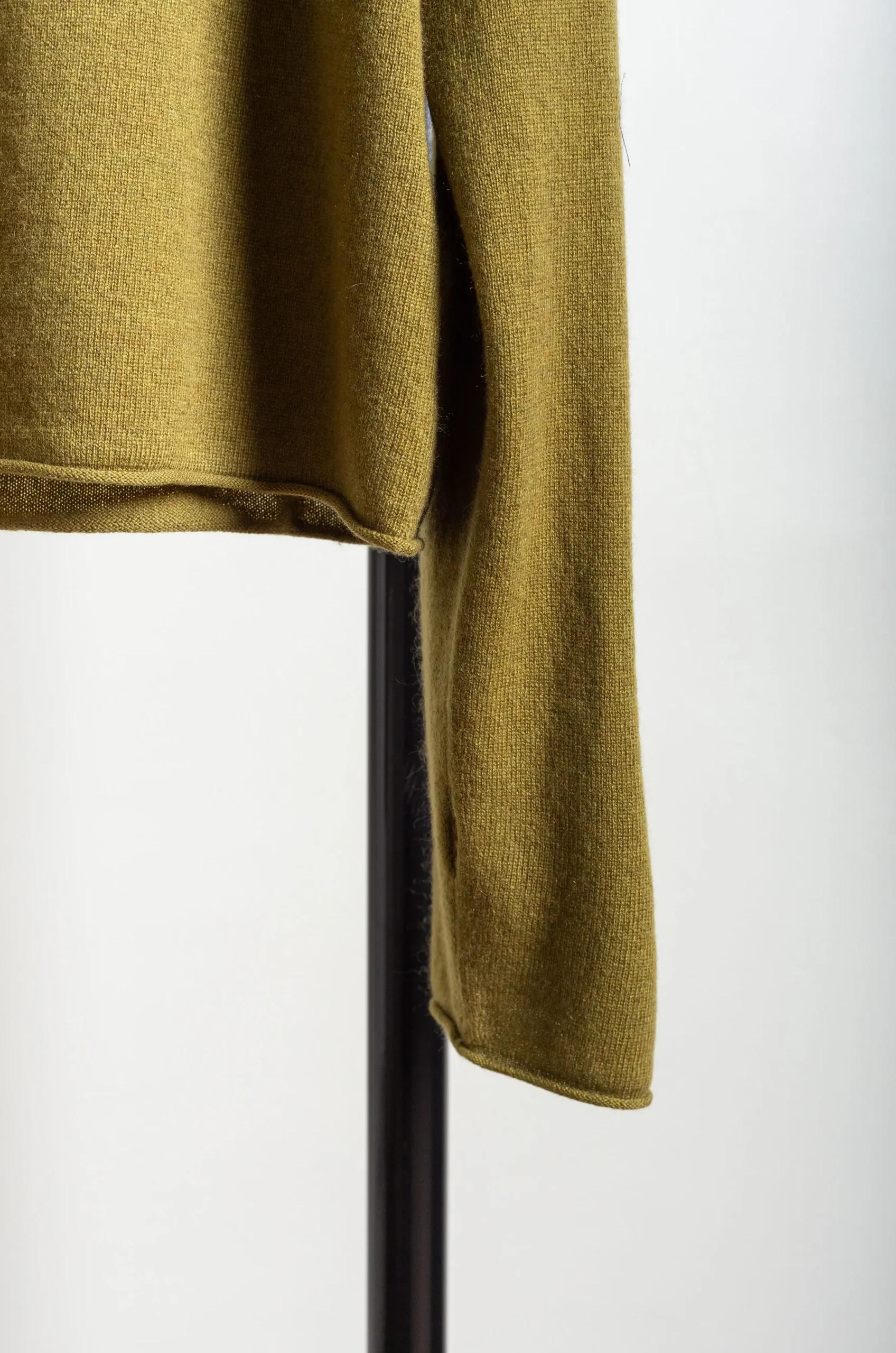 Sofie D’Hoore – MALOU 1Ply C-Neck Thum Finger Roll Edge – Olive 7 Sofie D’Hoore – MALOU 1Ply C-Neck Thum Finger Roll Edge – Olive – Image 5