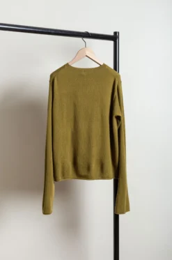 Sofie D’Hoore – MALOU 1Ply C-Neck Thum Finger Roll Edge – Olive 13 Sofie D’Hoore – MALOU 1Ply C-Neck Thum Finger Roll Edge – Olive -Salomon Boutique rdv sofie dhoore 13 scaled 1