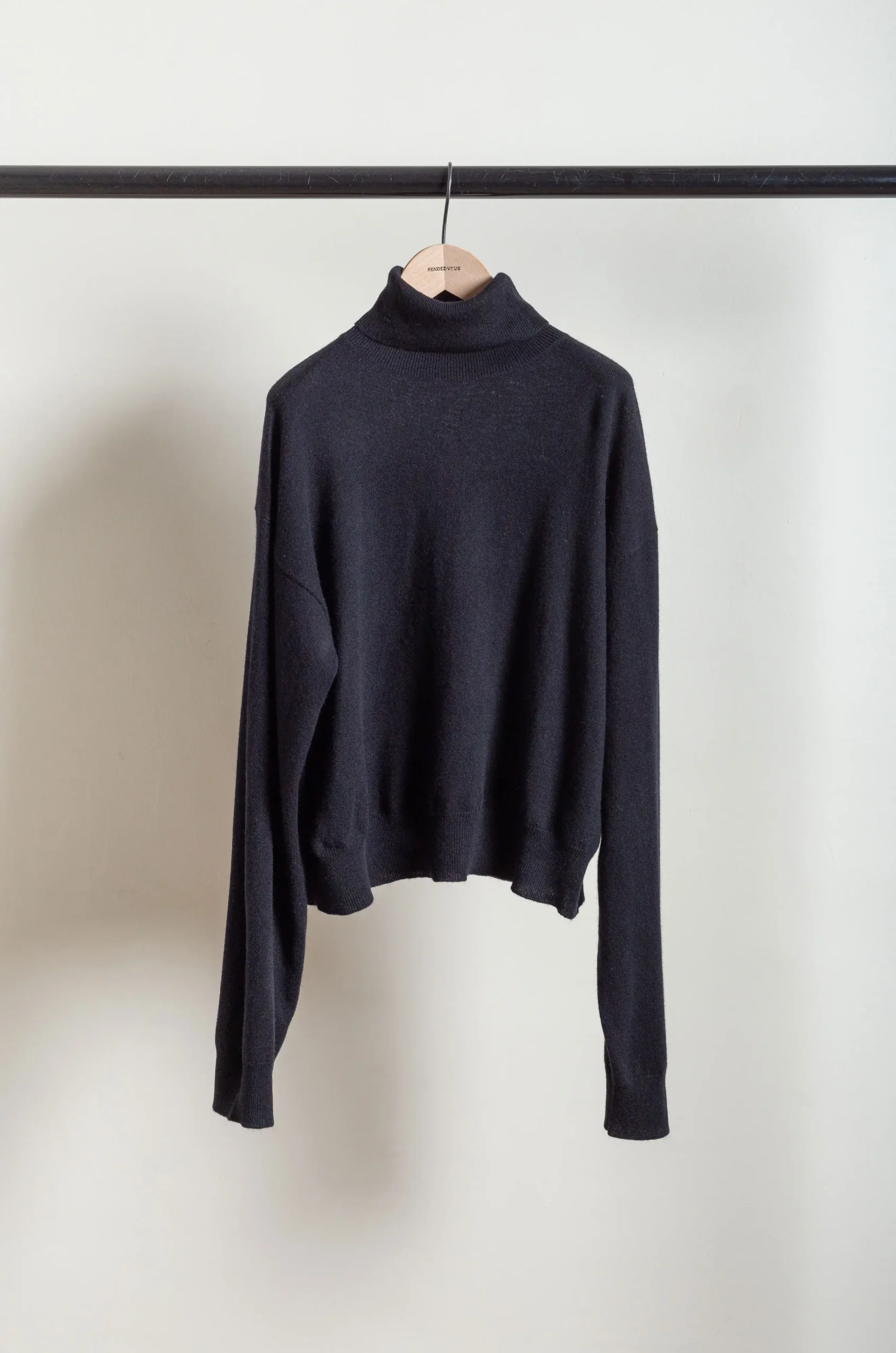 Sofie D’Hoore – MAZZY 1Ply High Neck Bottom Rib – Black 3 Sofie D’Hoore – MAZZY 1Ply High Neck Bottom Rib – Black