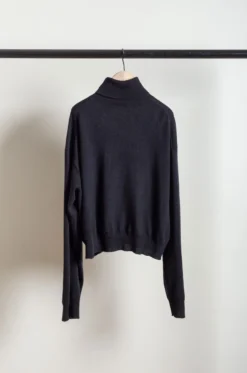 Sofie D’Hoore – MAZZY 1Ply High Neck Bottom Rib – Black 9 Sofie D’Hoore – MAZZY 1Ply High Neck Bottom Rib – Black -Salomon Boutique rdv sofie dhoore 25 scaled 1