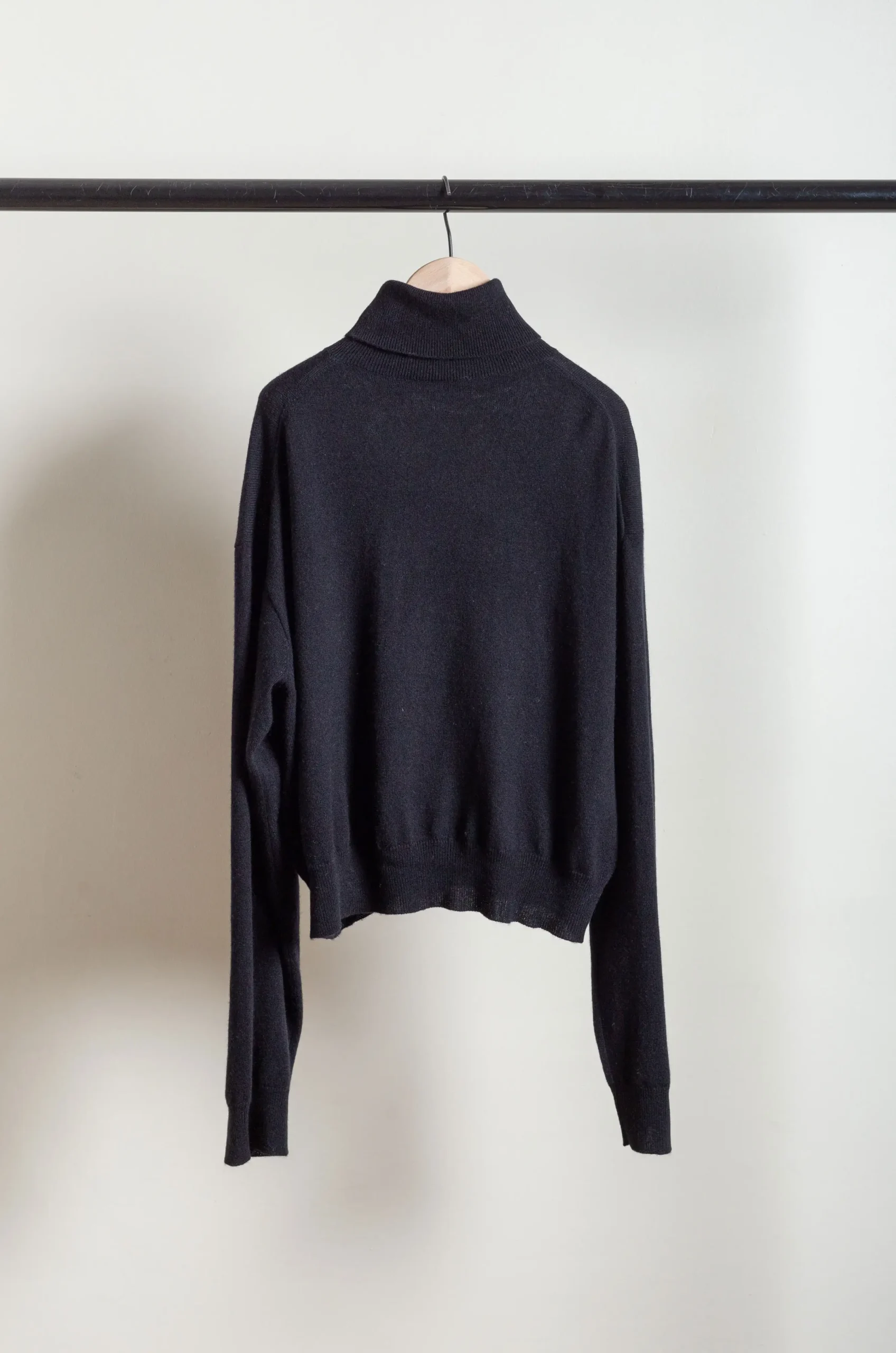 Sofie D’Hoore – MAZZY 1Ply High Neck Bottom Rib – Black 6 Sofie D’Hoore – MAZZY 1Ply High Neck Bottom Rib – Black – Image 4