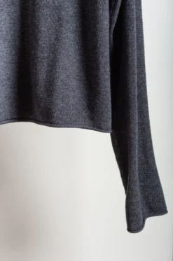 Sofie D’Hoore – MALOU 1Ply C-Neck Thum Finger Roll Edge – Charcoal Melange -Salomon Boutique rdv sofie dhoore 28 scaled 1