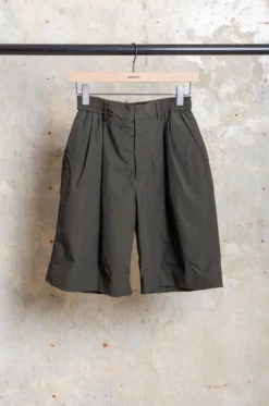 Stein – Windbreaker Wide Easy Short Trousers – Dark Khaki 10 Stein – Windbreaker Wide Easy Short Trousers – Dark Khaki -Salomon Boutique rdv stein 13 scaled 1