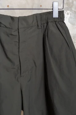 Stein – Windbreaker Wide Easy Short Trousers – Dark Khaki 11 Stein – Windbreaker Wide Easy Short Trousers – Dark Khaki -Salomon Boutique rdv stein 14 scaled 1