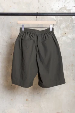 Stein – Windbreaker Wide Easy Short Trousers – Dark Khaki 12 Stein – Windbreaker Wide Easy Short Trousers – Dark Khaki -Salomon Boutique rdv stein 15 scaled 1