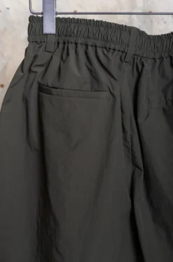 Stein – Windbreaker Wide Easy Short Trousers – Dark Khaki 13 Stein – Windbreaker Wide Easy Short Trousers – Dark Khaki -Salomon Boutique rdv stein 16 scaled 1