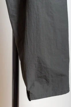 Stein – Windbreaker Easy Trousers – Dark Khaki -Salomon Boutique rdv stein 20 1 scaled 1