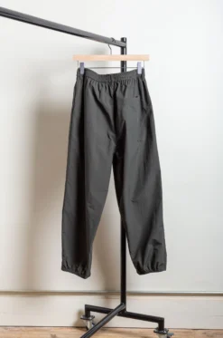 Stein – Windbreaker Easy Trousers – Dark Khaki -Salomon Boutique rdv stein 21 1 scaled 1