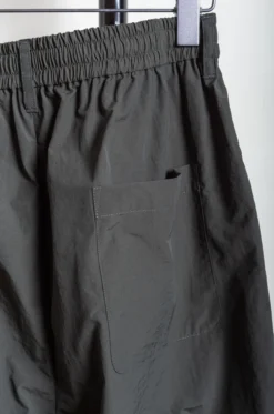 Stein – Windbreaker Easy Trousers – Dark Khaki -Salomon Boutique rdv stein 22 1 scaled 1