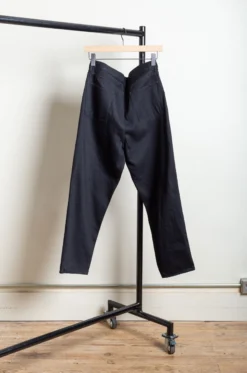 Still By Hand – 12oz Denim Deep Tuck Pants DN02243OS – Black -Salomon Boutique rdv still by hand 36 scaled 1