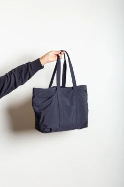 Still By Hand – Nylon Ox String Bag GD01234 – Navy -Salomon Boutique rdv still by hand 54 scaled 1