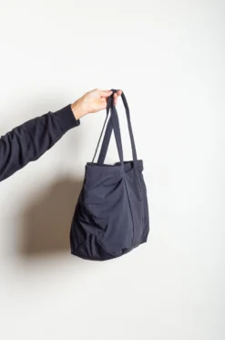 Still By Hand – Nylon Ox String Bag GD01234 – Navy -Salomon Boutique rdv still by hand 55 scaled 1