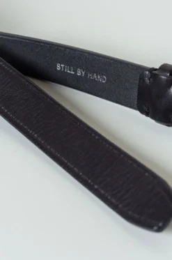 Still By Hand – 25mm Leather Belt GD02243 – Black -Salomon Boutique rdv still by hand 60 scaled 1