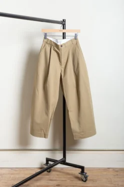 Studio Nicholson – SORTE SNM-351 Peached Cotton Twill Pant – Tan 10 Studio Nicholson – SORTE SNM-351 Peached Cotton Twill Pant – Tan -Salomon Boutique rdv studio nicholson 07 1 scaled 1