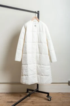 Studio Nicholson – ARA SNW-1454 WR Collarless Padded Coat – Parchment -Salomon Boutique rdv studio nicholson 42 scaled 1