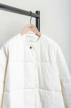 Studio Nicholson – ARA SNW-1454 WR Collarless Padded Coat – Parchment -Salomon Boutique rdv studio nicholson 43 scaled 1