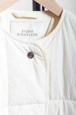 Studio Nicholson – ARA SNW-1454 WR Collarless Padded Coat – Parchment -Salomon Boutique rdv studio nicholson 45 scaled 1