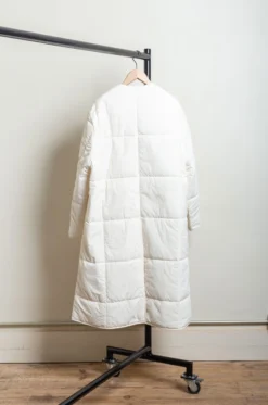 Studio Nicholson – ARA SNW-1454 WR Collarless Padded Coat – Parchment -Salomon Boutique rdv studio nicholson 46 scaled 1