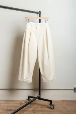 Studio Nicholson – Dordoni SNW-1616 Peached Cotton Twill Pants – Cream -Salomon Boutique rdv studio nicholson 47 scaled 1