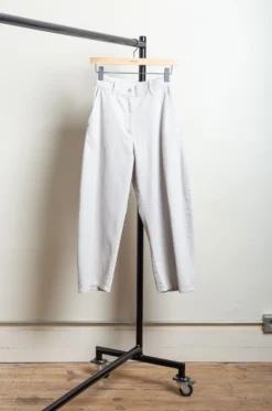 Studio Nicholson – CHALCO SNW-1417 Garment Dye Denim Pants – Bone Grey 10 Studio Nicholson – CHALCO SNW-1417 Garment Dye Denim Pants – Bone Grey -Salomon Boutique rdv studio nicholson 51 scaled 1