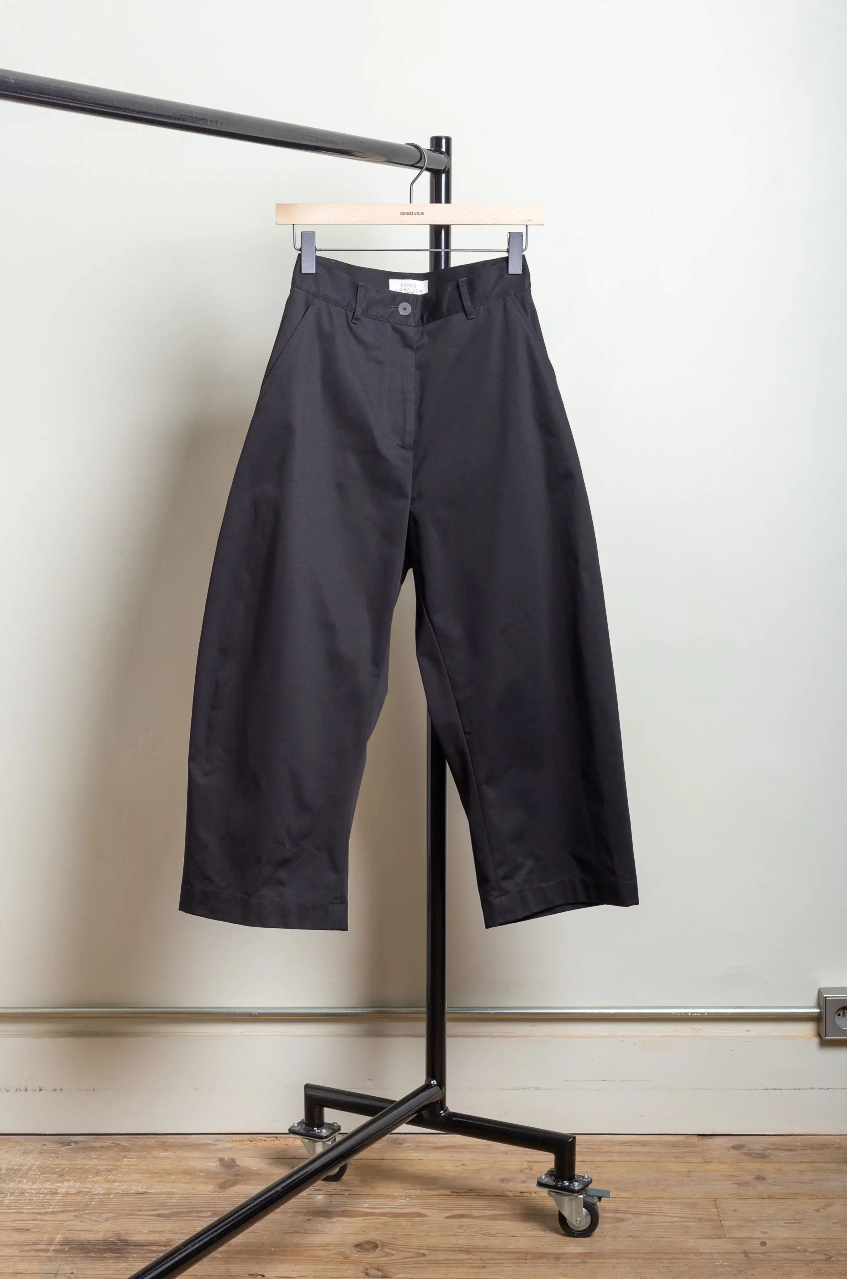 Studio Nicholson – Chalco Twill Wide Crop Pant SNW 1173 – Black 3 Studio Nicholson – Chalco Twill Wide Crop Pant SNW 1173 – Black