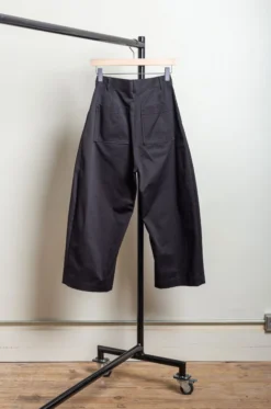 Studio Nicholson – Chalco Twill Wide Crop Pant SNW 1173 – Black 8 Studio Nicholson – Chalco Twill Wide Crop Pant SNW 1173 – Black -Salomon Boutique rdv studio nicholson 59 scaled 1