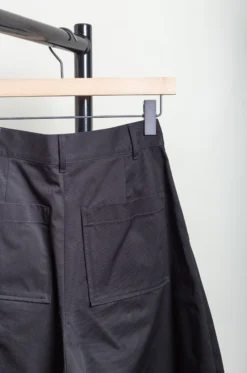 Studio Nicholson – Chalco Twill Wide Crop Pant SNW 1173 – Black 9 Studio Nicholson – Chalco Twill Wide Crop Pant SNW 1173 – Black -Salomon Boutique rdv studio nicholson 60 scaled 1