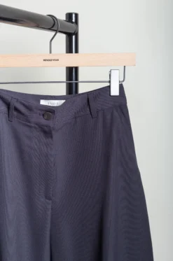 Studio Nicholson – CHALCO SNW-1173 Light Tech Wool Pant – Darkest Navy 9 Studio Nicholson – CHALCO SNW-1173 Light Tech Wool Pant – Darkest Navy -Salomon Boutique rdv studio nicholson 62 scaled 1