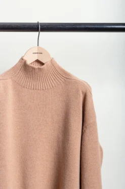 Studio Nicholson – Gomes SNW-1518 5GG High Collar Jumper – Camel 11 Studio Nicholson – Gomes SNW-1518 5GG High Collar Jumper – Camel -Salomon Boutique rdv studio nicholson 89 scaled 1
