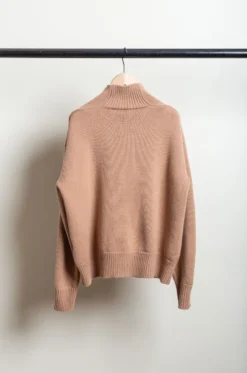 Studio Nicholson – Gomes SNW-1518 5GG High Collar Jumper – Camel 13 Studio Nicholson – Gomes SNW-1518 5GG High Collar Jumper – Camel -Salomon Boutique rdv studio nicholson 91 scaled 1