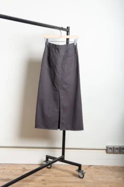 Ylève – Cotton Twill Garment Dye Skirt 30067 – Gray 9 Ylève – Cotton Twill Garment Dye Skirt 30067 – Gray -Salomon Boutique rdv yleve 150 scaled 1